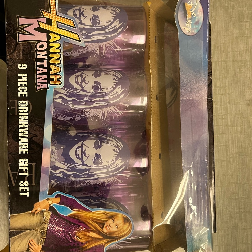Disney Hannah Montana 9 Piece Drink Ware Set.